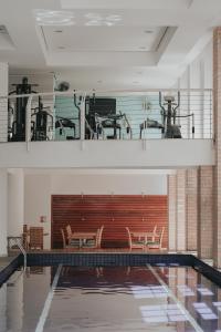 圣保罗Duplex NYC Berrini - 1506的大楼内带椅子的游泳池