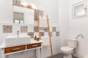 普希里阿莫斯SeaView Apartment & Studios的一间带水槽和卫生间的浴室