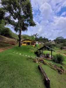 多明戈斯马丁斯Espaço inteiro: Casa de campo nas montanhas的一座有树和房子的院子