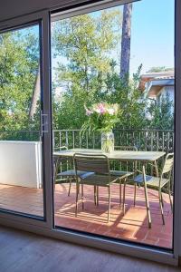 安格雷Magnifique Appartement Design Parking Chiberta的阳台上的桌椅和花瓶