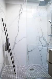 安格雷Magnifique Appartement Design Parking Chiberta的带淋浴的浴室和玻璃门