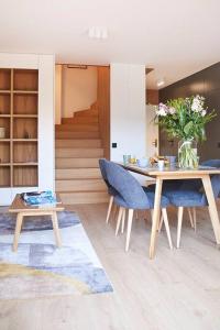 安格雷Magnifique Appartement Design Parking Chiberta的一间带桌子和蓝色椅子的用餐室