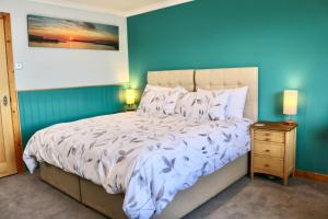 波特里An-Airidh Bed & Breakfast Portree的一间卧室配有一张蓝色墙壁的床