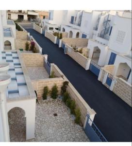 托雷拉皮罗Villa Medea的白色建筑的街道模型