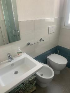 托雷拉皮罗Villa Medea的浴室配有白色水槽和卫生间。