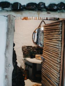 埃拉Ella Retreat Glamping Bell Tent For Nature Lovers的一间带水槽和镜子的浴室
