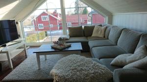 博伦厄Myntloftet Borlänge med inglasad bubbelbad的客厅配有沙发和桌子