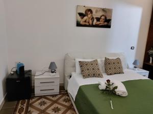 穆罗莱切塞L'incanto salentino的一间卧室配有一张带绿毯的床