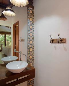 巴拉格兰德Solar Pitanga - Taipu de Fora的浴室设有白色水槽和镜子
