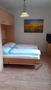 吕贝克1-Zimmer-Apartment-2-Hochparterre的卧室内的一张床铺,墙上有绘画作品