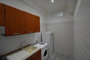 巴里Appartamento Vistamare 20的小厨房配有洗衣机和水槽