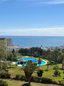 贝纳尔马德纳Minerva的享有游泳池的景色,背景是大海