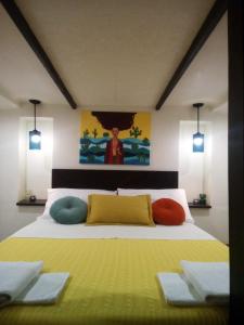 马尔扎梅米Pillirina House-boat的一间卧室配有带色彩缤纷枕头的床。