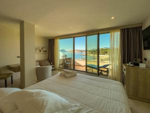 莫莱拉拉索特精品酒店的一间带大床的卧室,享有海景