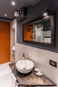 维罗纳Casa Babbuino的一间带水槽和镜子的浴室