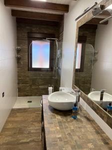 坎德莱达EL LLANO的带浴缸、水槽和镜子的浴室