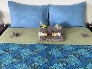 波拉波拉Anaiva Lodge Bora的床上的钱包,带蓝色枕头