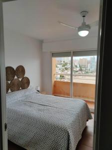 Bonito triplex con increíbles vistas客房内的一张或多张床位