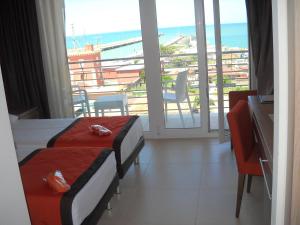 菲乌米奇诺台伯酒店的酒店客房设有两张床,享有海景。