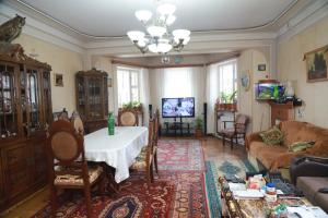 塞凡Norik's Guest House的客厅配有桌子和沙发