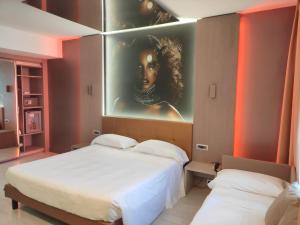 卡梅里卡梅利亚汽车旅馆的墙上画画的房间里设有两张床