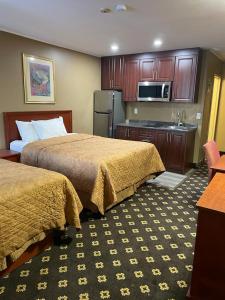 尼亚加拉瀑布尼亚加拉乡间套房酒店的酒店客房带两张床和厨房