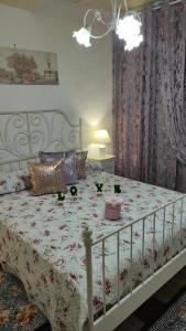 布拉恰诺Casa Vacanze Central的卧室配有白色床和花卉床罩