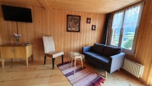 OeyAdlerhorst - Apartment im Niedersimmetal的客厅配有沙发和椅子