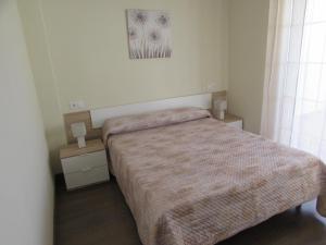 韦尔瓦Luz y Mar Huelva-Ático的一间小卧室,配有床和2个床头柜