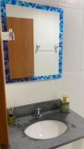 保罗阿方索城Brisas do Lago的一间带水槽和镜子的浴室