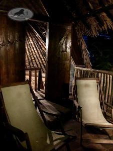 KwangwaziBaker Safari Company的两把椅子坐在带屋顶的房间