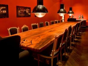 科连特斯拉龙帕卡萨杜帕普迪酒店的一张长木桌子,位于带椅子的房间