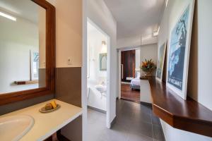圣皮埃尔Villa Myriam的一间带水槽和镜子的浴室