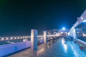尼泊尔根杰Hotel Starlight的屋顶酒吧晚上配有桌椅