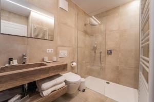 MondercangeHotel Monvillage的带淋浴、卫生间和盥洗盆的浴室