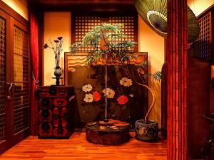 京都祇园紘酒店的一间有鲜花的门的房间