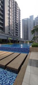 莎阿南Bukit Rimau Instagrammable 2 Bedroom Apartment With Pool View up to 5 PAX的一座位于高楼城市的游泳池