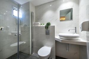 埃拉特Melio Hotel Eilat的浴室配有卫生间、盥洗盆和淋浴。