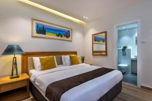 埃拉特Melio Hotel Eilat的一间带大床的卧室和一间浴室