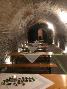 LengenfeldLandpension Gschwantner的隧道内带长桌的用餐室