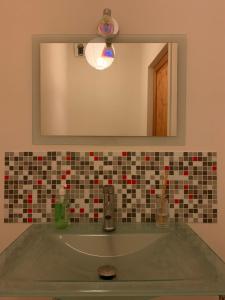 杜约特Top floor duplex with private beach的浴室内的盥洗盆和镜子