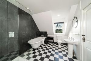 布罗迪菲利Thatched Cottage的带浴缸、卫生间和盥洗盆的浴室