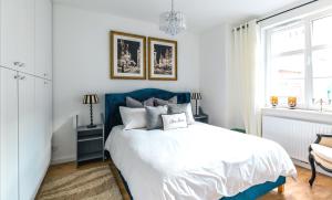 埃尔布隆格Bea Home Elblag - dwie sypialnie的卧室配有蓝色和白色的床和窗户。