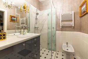 埃尔布隆格Bea Home Elblag - dwie sypialnie的带淋浴、盥洗盆和卫生间的浴室