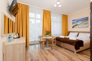 米兹多洛杰Villa Nadzieja的卧室配有一张床和一张桌子