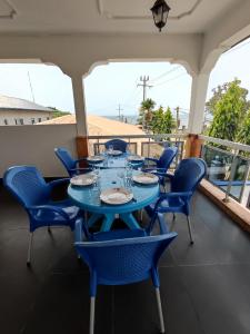 克里比Maison MIDAREA的阳台上配有蓝色的桌椅