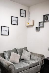 哈德斯菲尔德BvApartments Queensgate 1的客厅配有沙发和墙上的照片