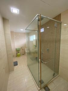 史里肯邦安Entire Residential Home•Jia Residences Bkt Serdang沙登温暖的家的一个带水槽的玻璃淋浴间