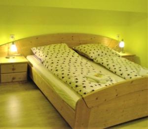 斯拉德明Landhaus - Neubauer的一张木床,配有2个床头柜和2盏灯