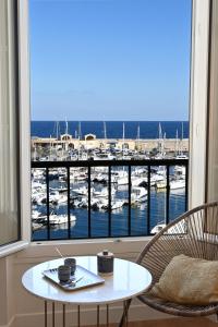 巴斯蒂亚Sognu di Matteu - Bel appartement entièrement climatisé - vue mer, vieux port Bastia的配有桌子并享有码头景色的客房